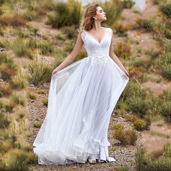 Nuovo prodotto Tulle con scollo a V Appliques di pizzo bianco Semplice abito da sposa da spiaggia in stile country Abiti da sposa senza schienale bohémien con strascico