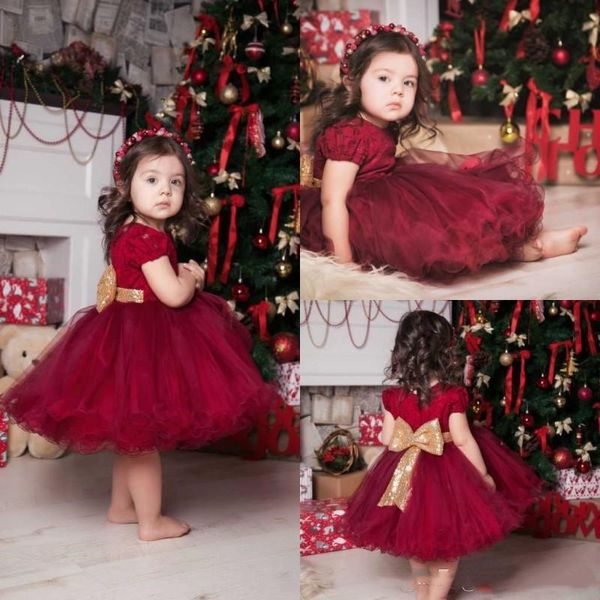 Vermelho escuro Puffy vestido de Baile Flor Menina Vestidos Mangas Curtas Rendas Na Altura Do Joelho Primeira Comunhão Santamente Vestido Meninas Pageant Vestidos com Arco de Lantejoulas