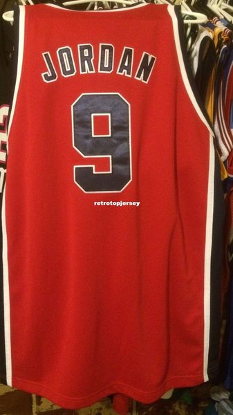 

дешевые оптовые майкл jd # 9 team olympics мужчины nwt новый редкий красный nk шитый футболка жилет сшитые баскетбольные майки ncaa, Black;blue