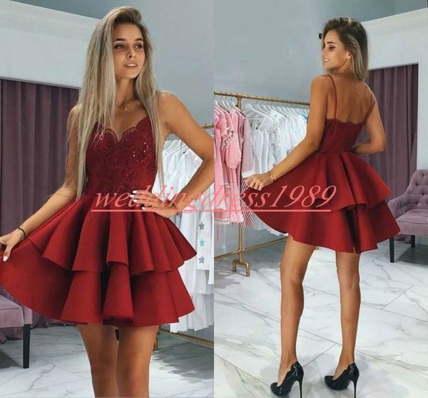 Correias Spaghetti Lace Curto Homecoming Vestidos Tiered Cetim Joelho Comprimento Barato A-Linha Curto Prom Vestido Juniors Cocktail Party Club Wear