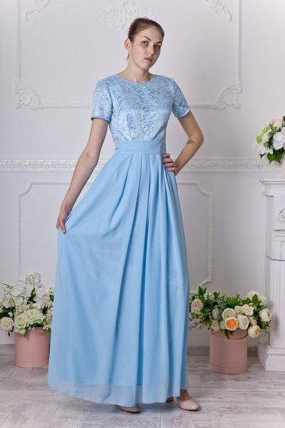 Hellblaues Spitzen-Chiffon-A-Linien-langes, bescheidenes Brautjungfernkleid mit kurzen Ärmeln, bodenlanges, ländliches, rustikales, bescheidenes Hochzeits- und Partykleid
