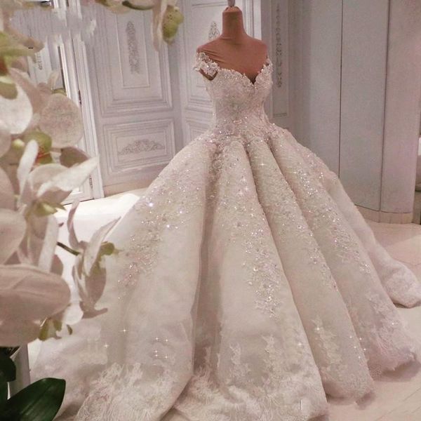 Splendidi abiti da sposa Dubai Ball Gown 2019 con spalle scoperte Paillettes Perline Abiti da sposa in pizzo Cattedrale di treno Abito da sposa di lusso
