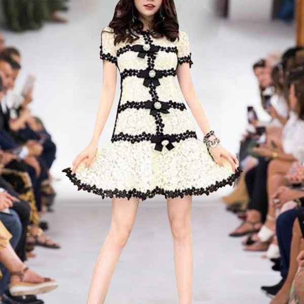 2019 Ücretsiz Kargo Marka Aynı Stil Elbise Flora Baskı Ekip Boyun Orta Buzağı Kısa Kollu Dantel İmparatorluğu Moda Gelinlik Modelleri