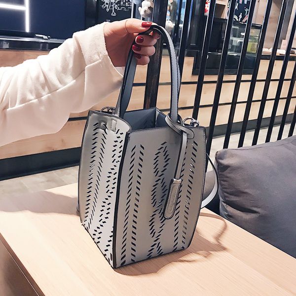 

2020 новый стиль женская мода сумочка выдалбливают квадратное ведро сумка pu мягкая кожаная сумка на плечо