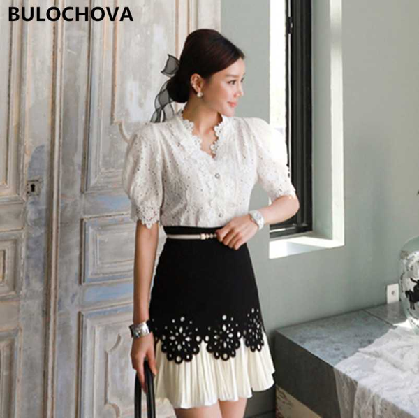 

мода v шеи шнурок выдалбливают pearl пряжка tops + мини юбка 2 шт наборы женский 2020 новейший летней женщины плиссе юбка костюм, White