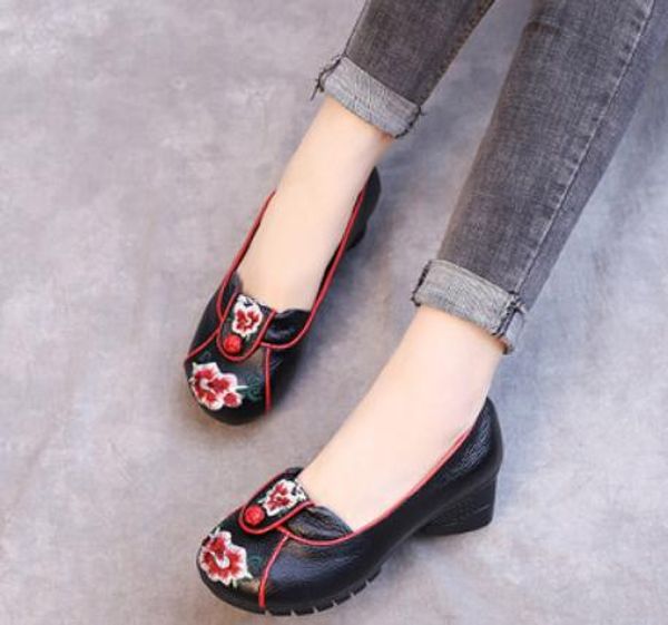 

2019 women's shoes in spring and autumn with new style middle heel coarse heel round head flower mother shoes@697, Black