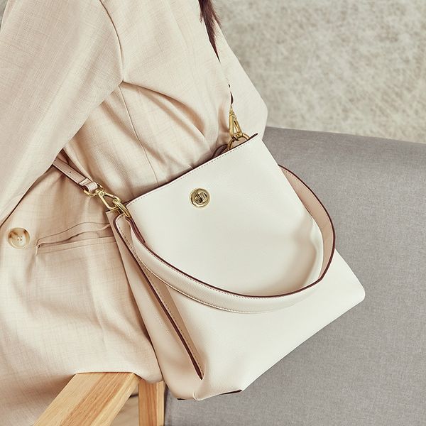

leather women's bag 2019 new oil wax leather large-capacity bucket bag casual portable messenger shoulder