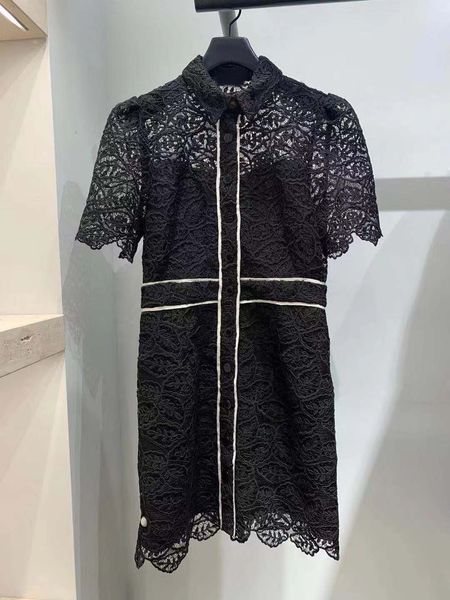 2020 Bahar Yaz Kısa Kollu Yaka Boyun Beyaz / Siyah Çiçek Baskı Dantel Paneled Düğmeler Diz Boyu Elbise Kadın Moda Elbiseler W1815057