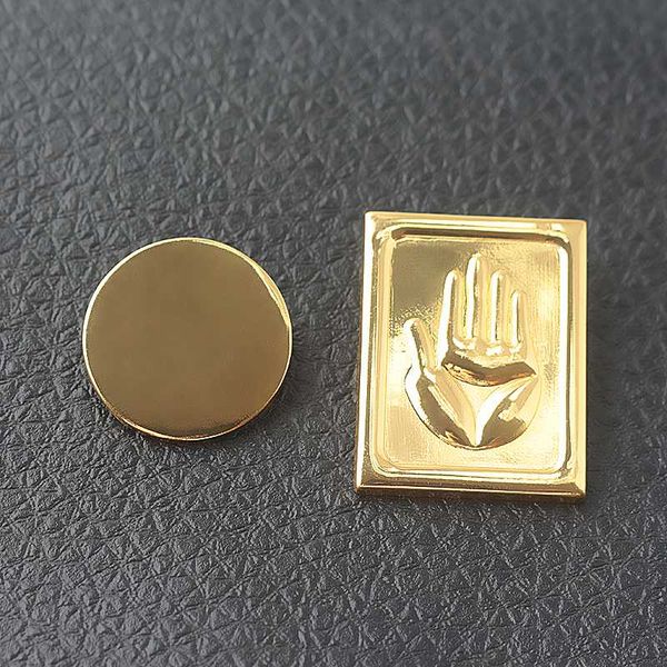 

anime jojos bizzare adventure kujo jotaro cosplay brooch gold hand badge pin brooches in kujo jotaro's hat jewelry, Gray