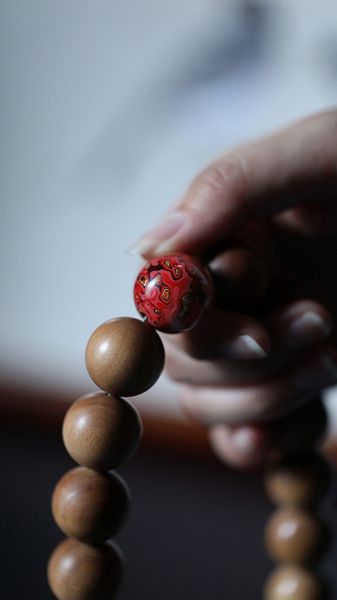 

Fuxi andalwood india original holding bead ro ary bead female hand tring unwater black meat andalwood buddha bead gift