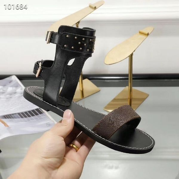 

Luxury Women Popular Casual Sandal Striking Gladiator Style Designer Outsole Perfect Flat Canvas Plain Sandals