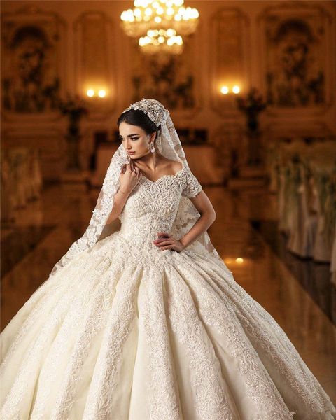 

2020 vintage champagne short sleeves ball gown wedding dresses luxury india saudi arabic dubai lace appliqued plus size bridal gown, White