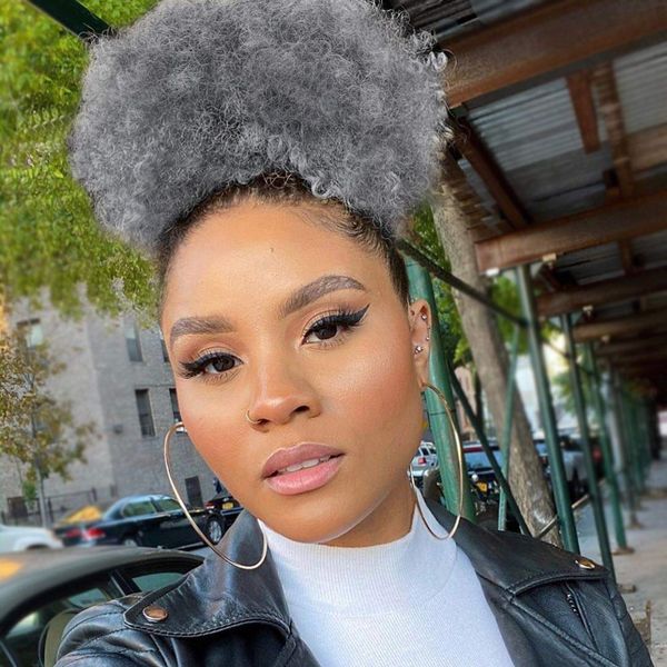 High Puff Afro Curly Pferdeschwanz mit Kordelzug, kurzer Afro-Kinky-Pferdeschwanz zum Anklipsen auf menschliches graues, lockiges Haar, Duttverlängerung aus echtem grauem Haar