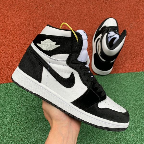 

1 black white neaker panda hoe with box