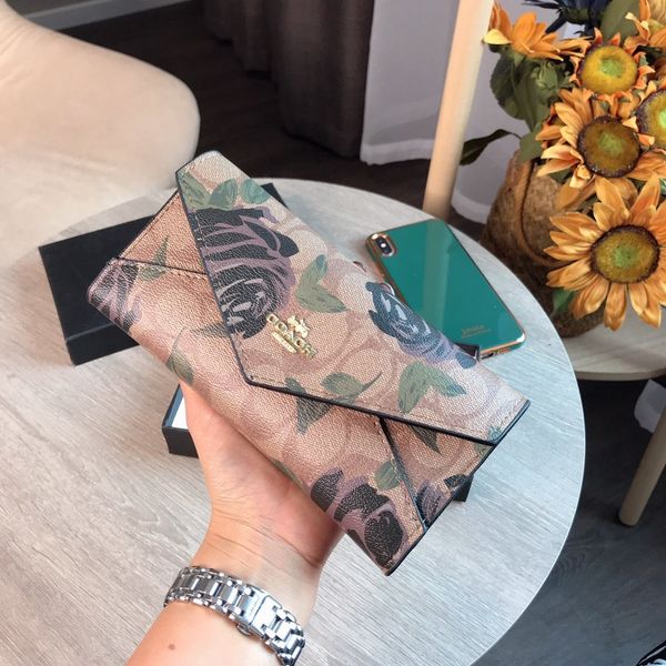 

short type three-fold long type wallet is light, portable and easy to carry. after folding, the size is 19*11cm with a box, Black