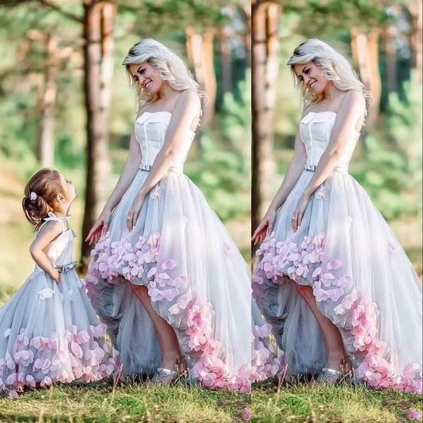 Abiti da ballo sexy per madre e figlia Senza spalline Lunghezza alta bassa Tulle grigio Fiori rosa Taglie forti Abito da sera arabo Abiti da sera formali