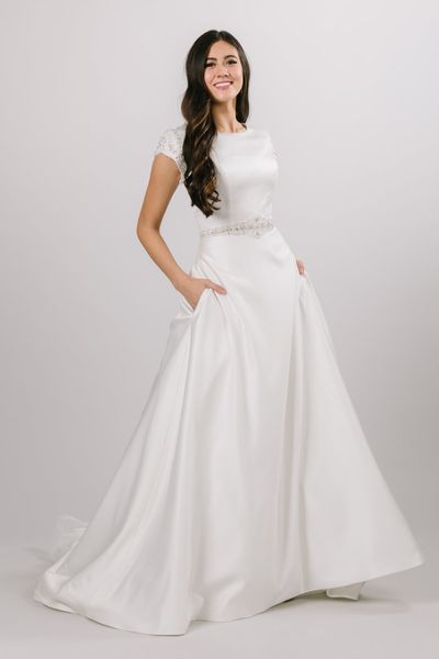 2020 Einfache, schlichte A-Linien-Brautkleider aus Satin mit perlenbesetzten Flügelärmeln, perlenbesetzten Gürtelknöpfen hinten, elegante, bescheidene Brautkleider mit Taschen