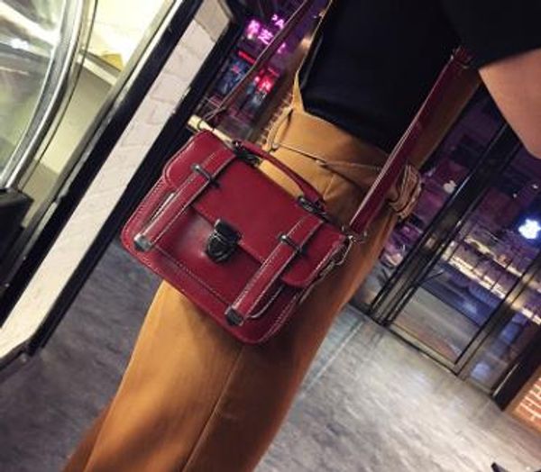 

2020 New Messenger Retro Female Bag Wild Tide Shoulder Bags Arrow Plug Lock Type Small Square Bag Drop Shipping