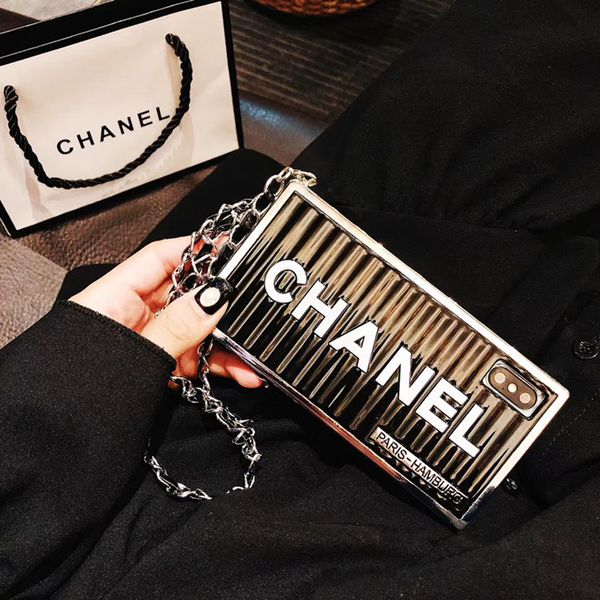 

Мягкая задняя крышка с квадратной металлической полоской и длинным ремешком в кл