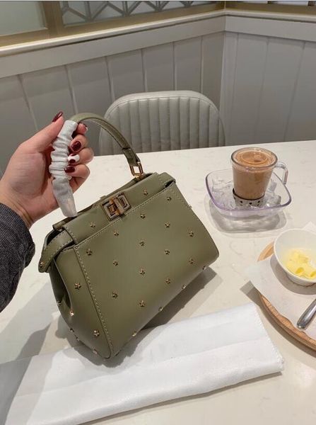 

новый простой и ретро pu небольшой квадратный мешок женский мешок тип крышки заклепки личности женщины плеча косой крест мешок четыре цвета