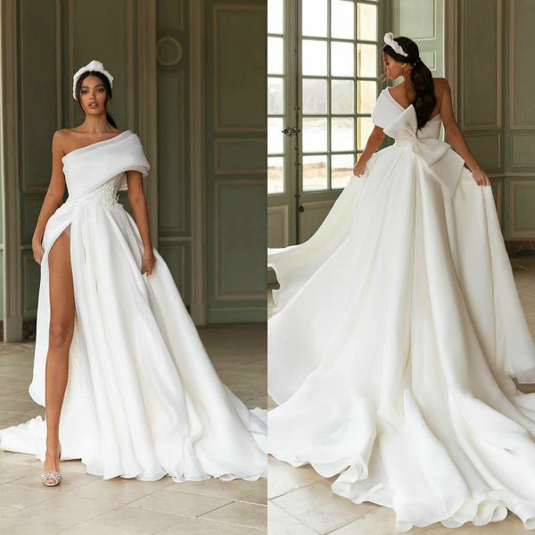 Abiti da sposa galleggianti su una spalla Spacco alto con applicazioni 2020 Nuovi abiti da sposa con grande fiocco Sweep Train Robe De Mariee326w