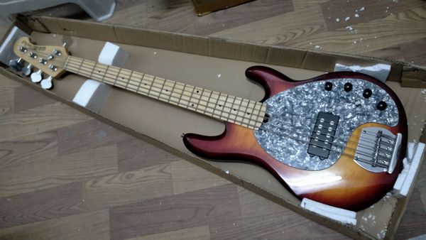 New Ernie Ball Musicman Stingray Electric Bass Guitar Honey Burst 5 Strings com picape ativo de 9 V Battery em estoque