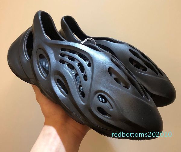 

2020 kanye foam runner designer sandals clog for men women triple black red white beige mens casual slip on sandal fashion shoes 01d r10