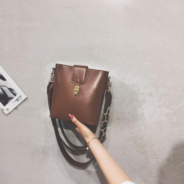 

2020 new korean broadband wild shoulder bag fashionable western simple messenger bucket bag