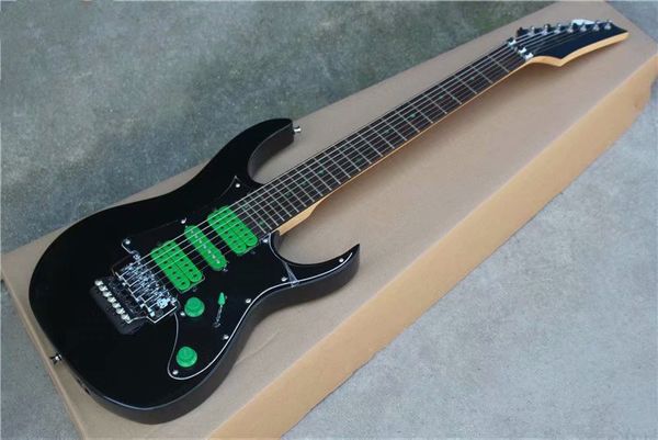 Fabrikspezifische schwarze E-Gitarre mit 7 Saiten, Floyd-Rose-Brücke, Chrom-Hardware, grünen Tonabnehmern, kann individuell angepasst werden