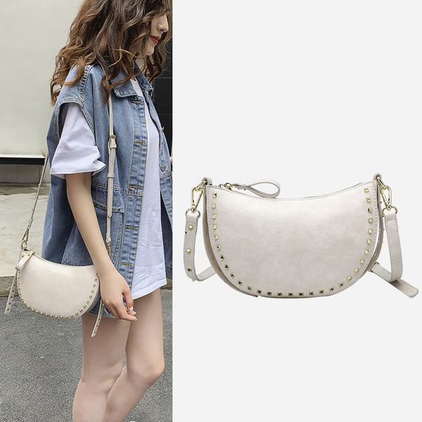 

2020 новый мешок плеча женщин сплошной цвет небольшой площади сумка заклепки серп корейский моды подмышки