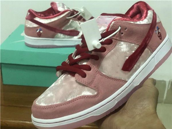 

Горячая SaleStrangeLove х SB Dunk Low PINK Бег Скейтборд обувь Мужские Женские спортивные тренеры Chaussures кроссовки