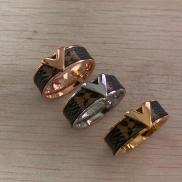 

известный дизайнер титана стали оптовая v штамп стикер pattern кожаное кольцо 18 к позолоченные пары кольцо старый цветок кольцо для партии, Silver