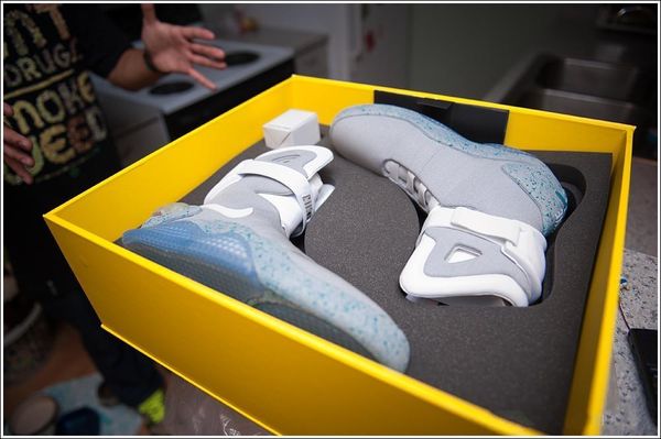 

Air Mag Sneakers Marty McFly's LED Shoes Back To The Future Glow In The Dark Gray/Black Mag Marty McFlys Sneakers With Box Top quality