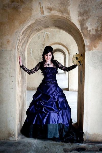 Vintage viktorianische Gothic Plus Size Langarm Brautkleider Sexy Lila und Schwarz Rüschen Satin Korsett Trägerlose Spitze Brautkleider