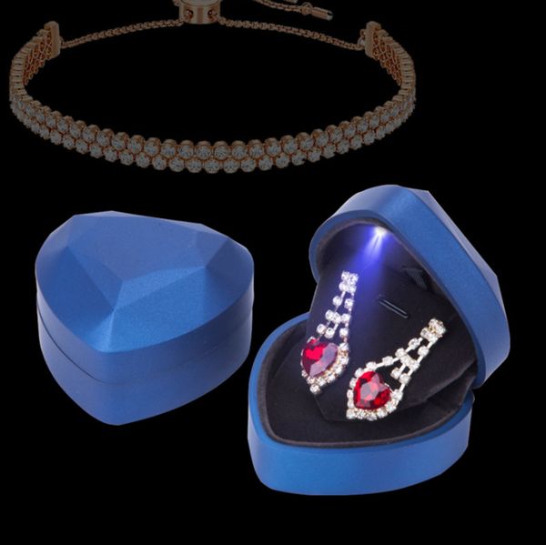 Contenitori di monili dell'esposizione della collana dell'anello di fidanzamento di cerimonia nuziale della scatola dell'anello dell'orecchino illuminati LED del contenitore di regalo di forma del cuore Trasporto libero