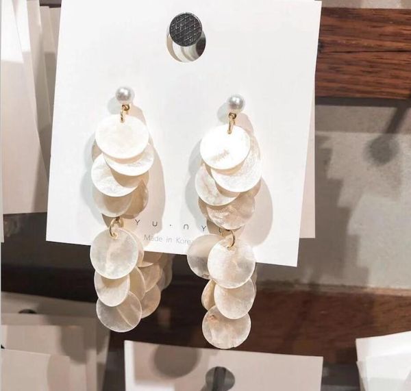 Orecchini di conchiglia di perle di temperamento minimalista elegante stile all'ingrosso orecchini lunghi di qualità di personalità orecchini di vento delicato