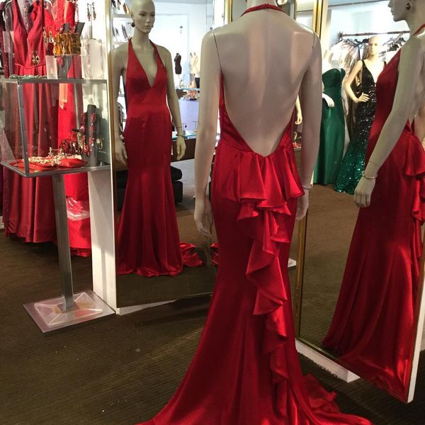 Ruffles Train Prom Dress 2020 Mermaid Halter Profondo scollo a V Abiti da spettacolo in raso rosso per Lady Long Open Back Senza maniche Abito da cerimonia per eventi formali