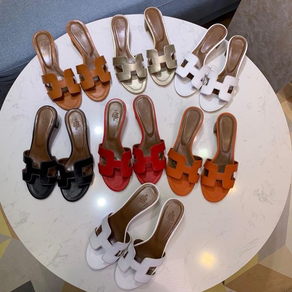 

Мода Роскошная Женщины Тапочки сандалии Ladies Beach Трусы Tide Мужской Rivet Stud Тапочки Нескользящие кожа Mens Casual Шипы обувь