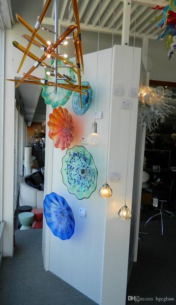 Mundgeblasene Murano-Kunstglas-Wanddekorationsplatten. Handgeblasene hängende Wandplatten aus Glas für die Hoteldekoration. Wandplatte aus mundgeblasenem Glas
