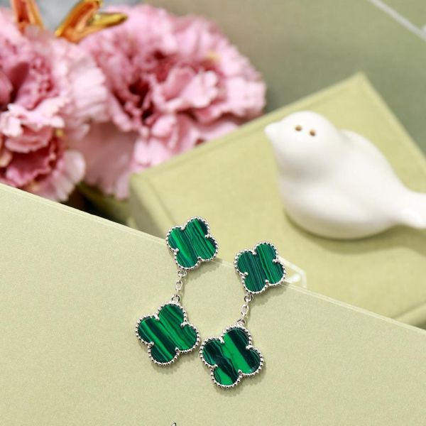 

2020 big brand jewelry vae2 v letter new aarrival fine natural shell stainless steel earrings for women birthday gift ing, White