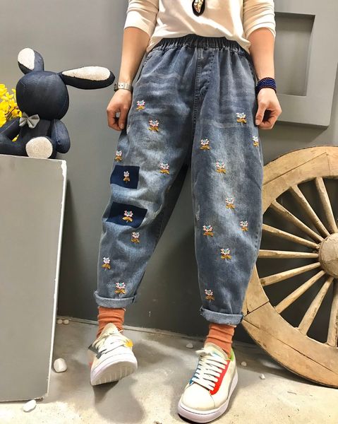 

blue white black feer female embroidered white jeans bk4428