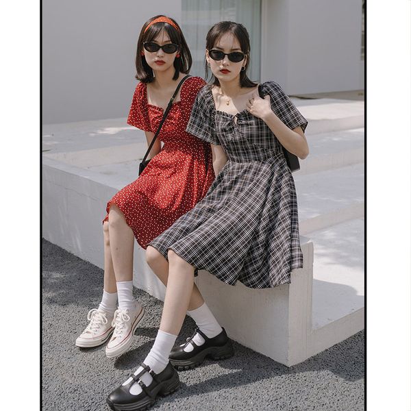 

2020 new french retro slim v-neck short-sleeved platycodon grandiflorum dress female summer red lovely/black and white plaid tide