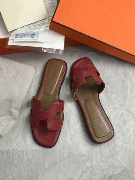 

2021 ГОРЯЧИЙ Новый конструктор Роскошная Женская мода Pearl сандалии леди тапочки лета вскользь тапочки Вьетнамки плоский песчаный обувь t13