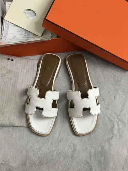 

2019 new designer luxury designer women fashion pearl sandals slippers summer casual slippers flops flat sandy shoes c18 lll, Black