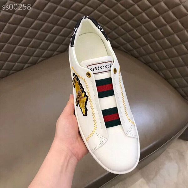 

2020 european station luxury sports casual men's shoes summer breathable flat bottom lightweight trend leather british style white shoe