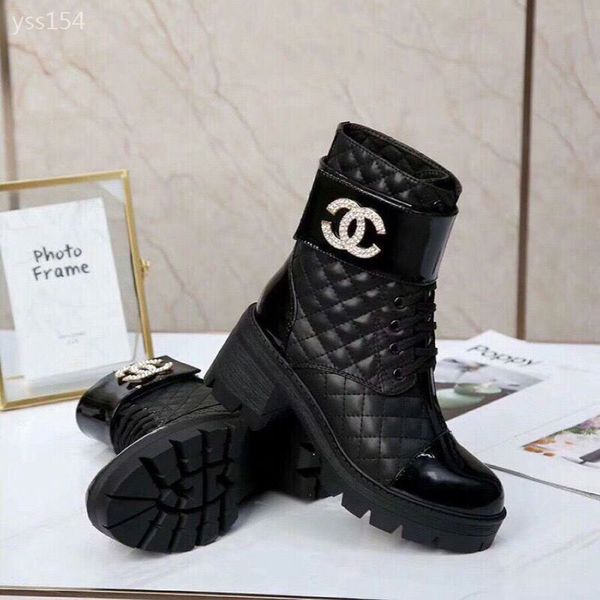 

2019 european station high grade feet leather waterproof platform short boots plus velvet cotton shoes women winter fashion martin boots, Black