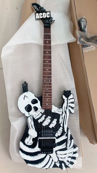 Förderung! Handgeschnitzte J Frog George Lynch Skull and Bones schwarze E-Gitarre, Kopie Floyd Rose Tremolo, Dot-Inlay, schwarze Hardware