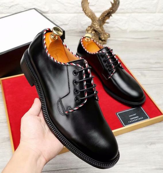 Vendita calda Designer di lusso da uomo Scarpe eleganti Uomo Abito formale Scarpe da sposa Moda Oxford Scarpe Solette di pelle di pecora Nuovo arrivo