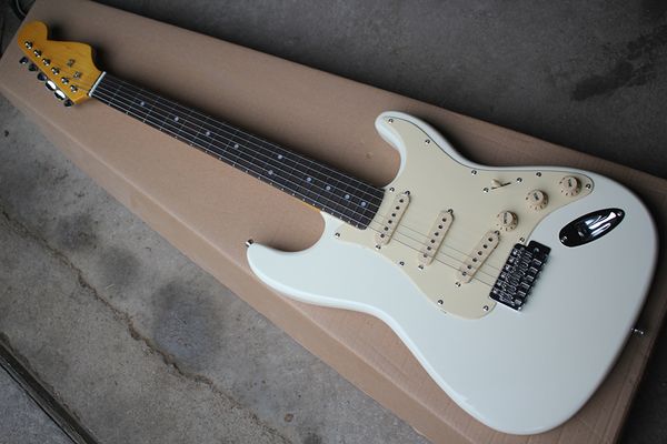 Personalizada de fábrica de leite Guitarra elétrica branca com Rosewood Fretboard, creme Pickguard, Chrome Hardware, pode ser personalizado