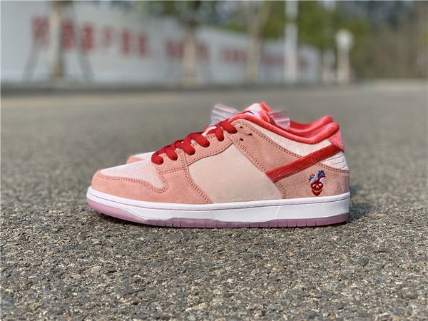 

strangelove travis sccot x sb dunk low bright melon/gym red-med soft pink ct2552-800 men running shoes authentic with original box